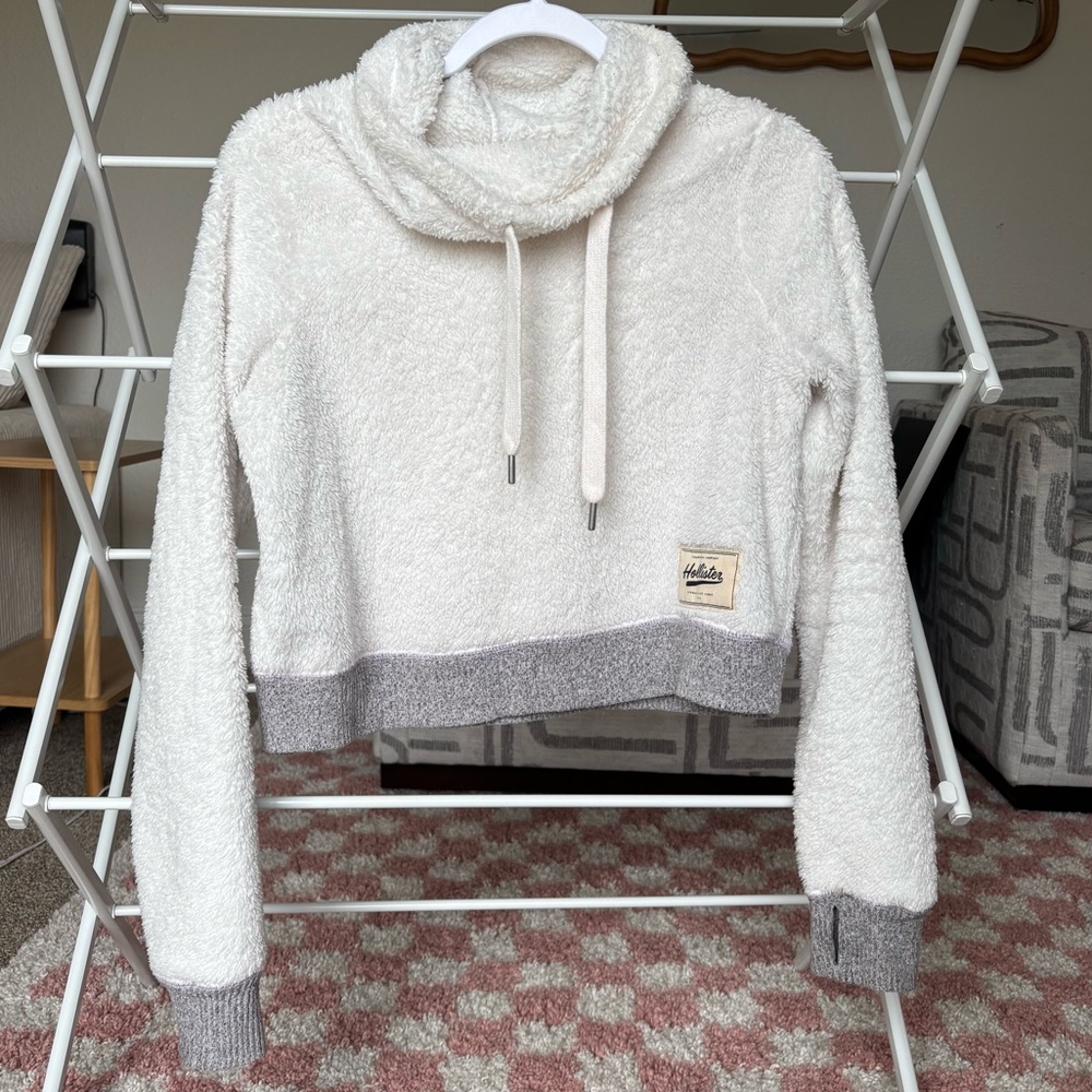 Hollister Super Soft Fuzzy Turtle Neck Cropped Sweater Size XS